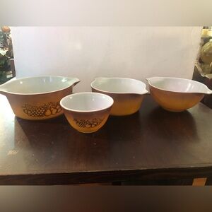 Vintage Pyrex. 4 piece set. Old Orchard.